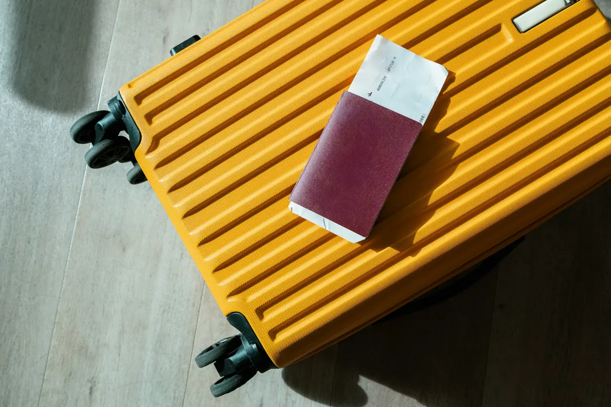 gulresv&auml;ska med pass och boardingkort ovanp&aring;