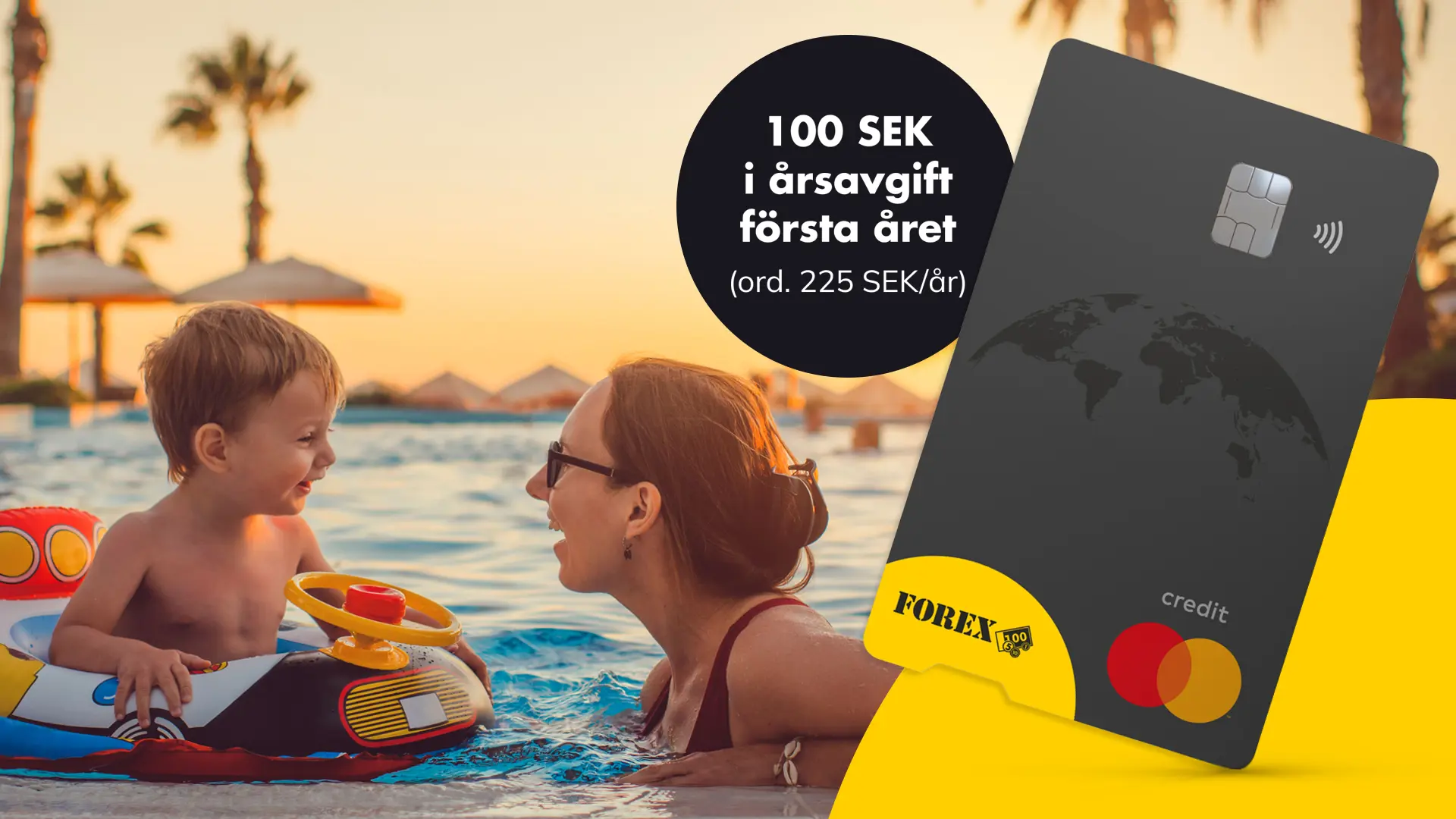 Kvinna i pool med sitt barn på en semester med ett erbjudande på FOREX Kreditkort bredvid