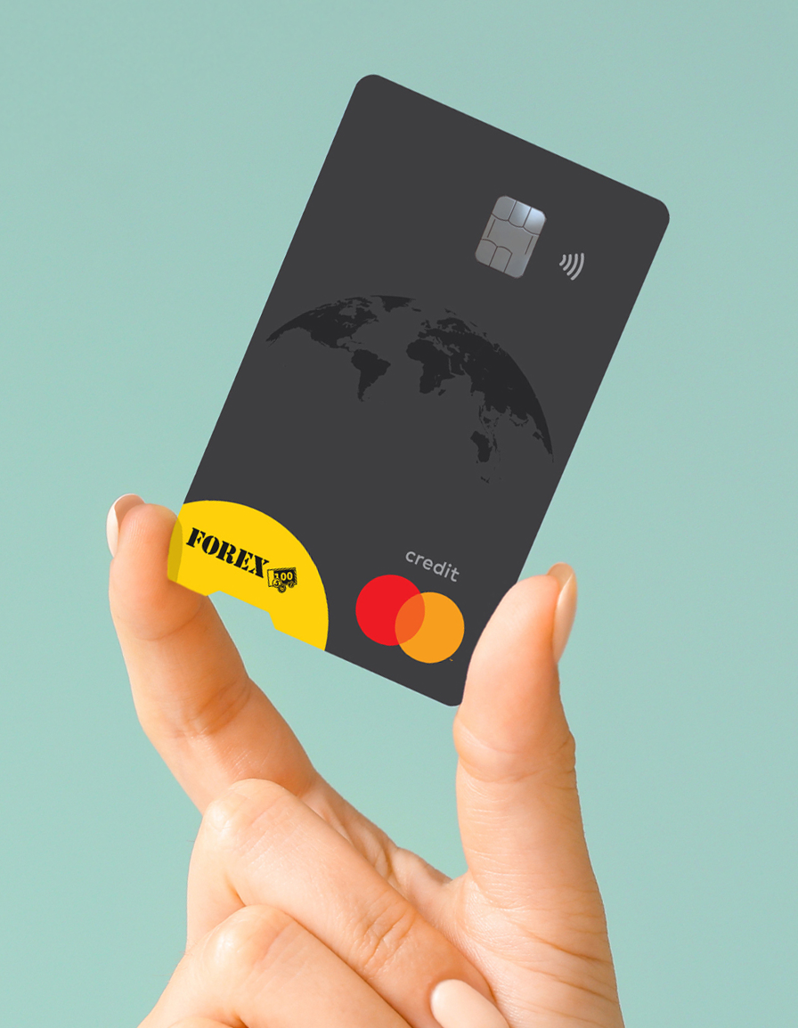 Hand som håller ett Forex-kreditkort med Mastercard-logotyp mot en ljusgrön bakgrund.