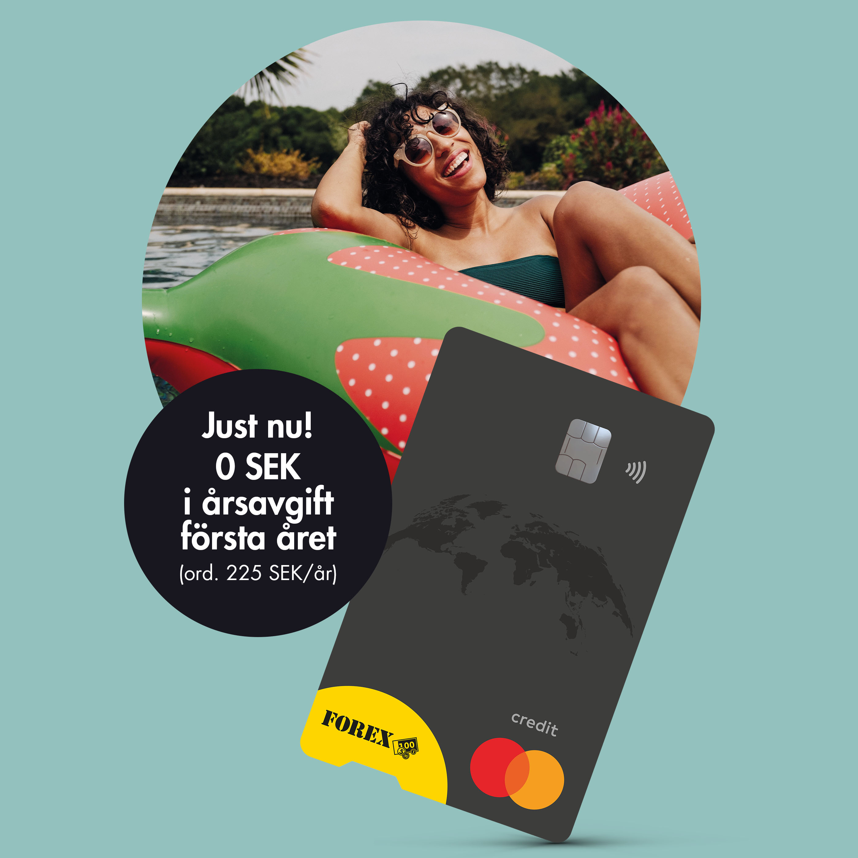 Leende kvinna på uppblåsbar badring vid poolen tillsammans med FOREX kreditkort och erbjudande om 0 kr i årsavgift första året. Bild som symboliserar semester, resor och smidiga betalningar utomlands.