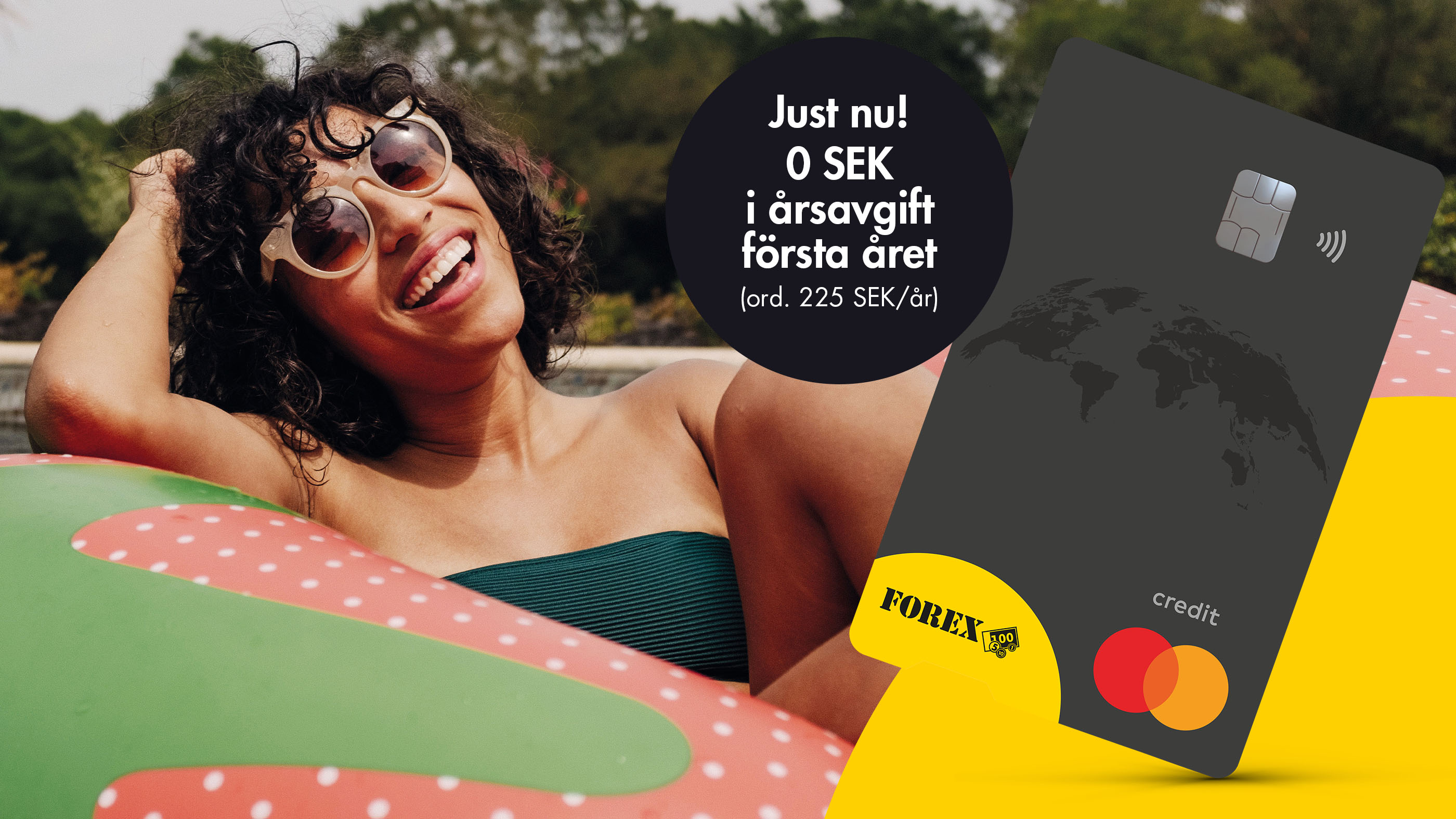 Person som kopplar av i pool på semester med FOREX kreditkort och kampanjerbjudande om 0 kr i årsavgift första året. Somrig livsstilsbild för resor, betalningar och ekonomisk trygghet utomlands.