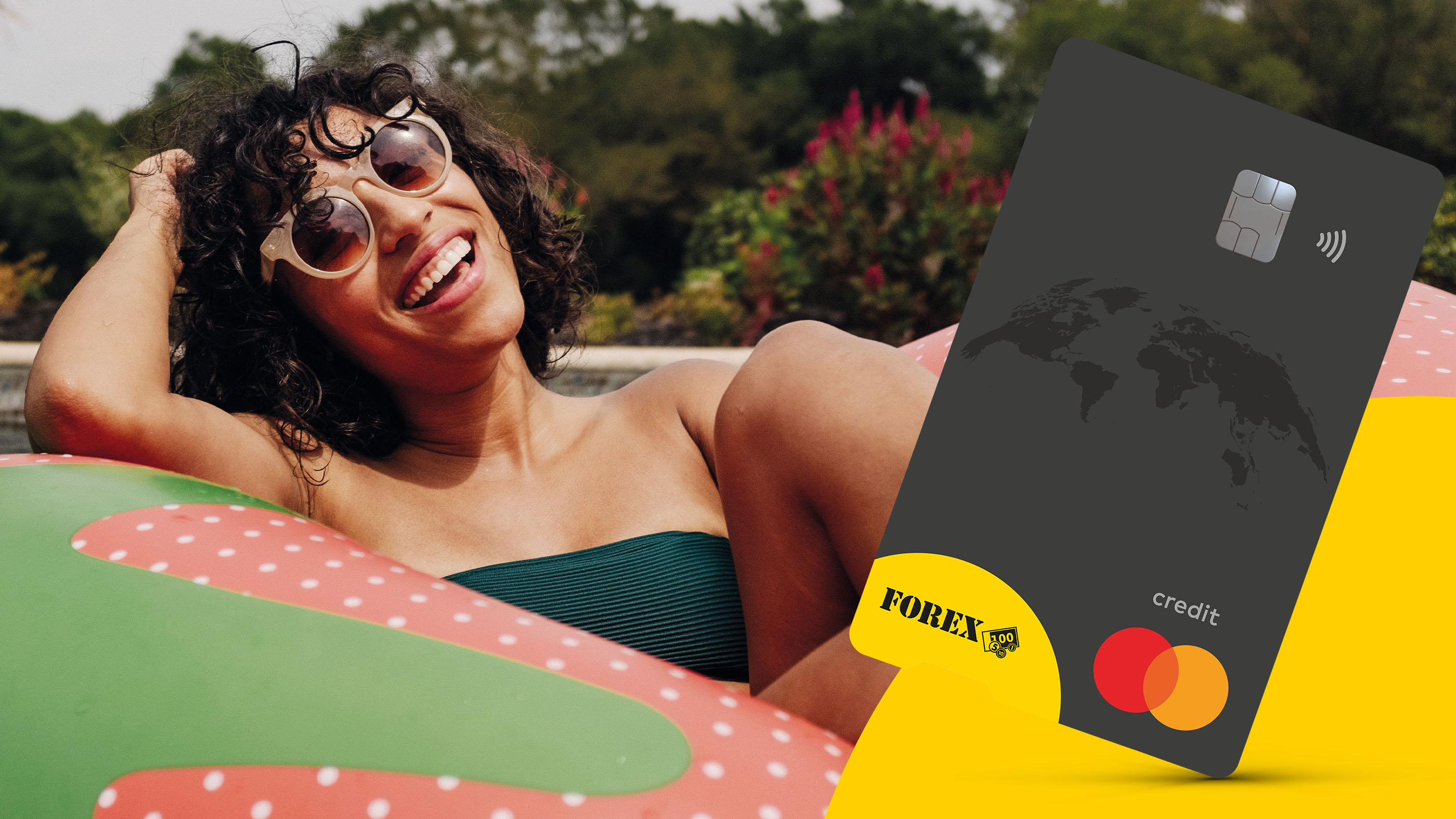 Person relaxing in a swimming pool on holiday with a FOREX credit card and a promotional offer of SEK 0 annual fee for the first year. Summer lifestyle image related to travel, payments and financial convenience abroad.