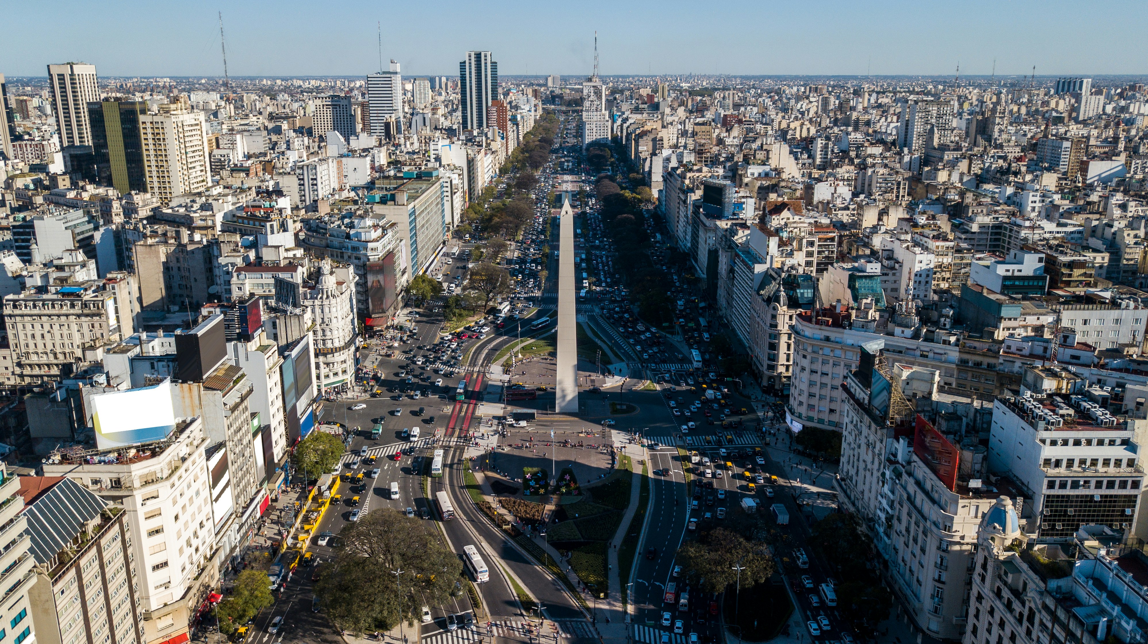 Resa till Buenos Aires - Flygfoto över tät stadstrafik och byggnader i Buenos Aires.