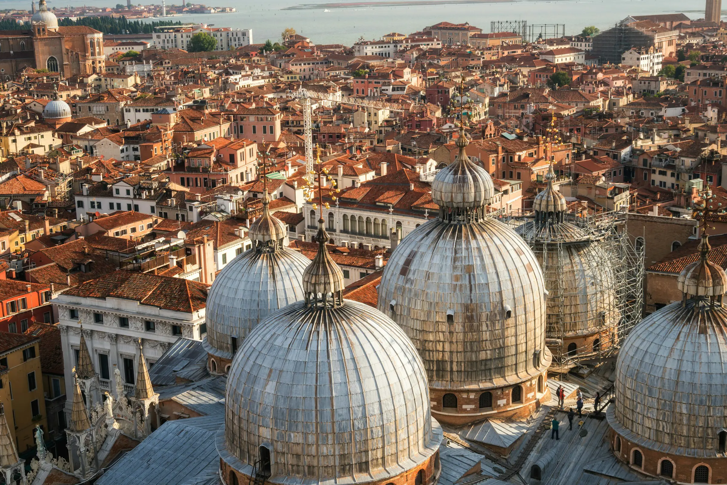 Vy ovanifrån med närbild på Katedralen il Duomo i Florens, med staden runtomkring