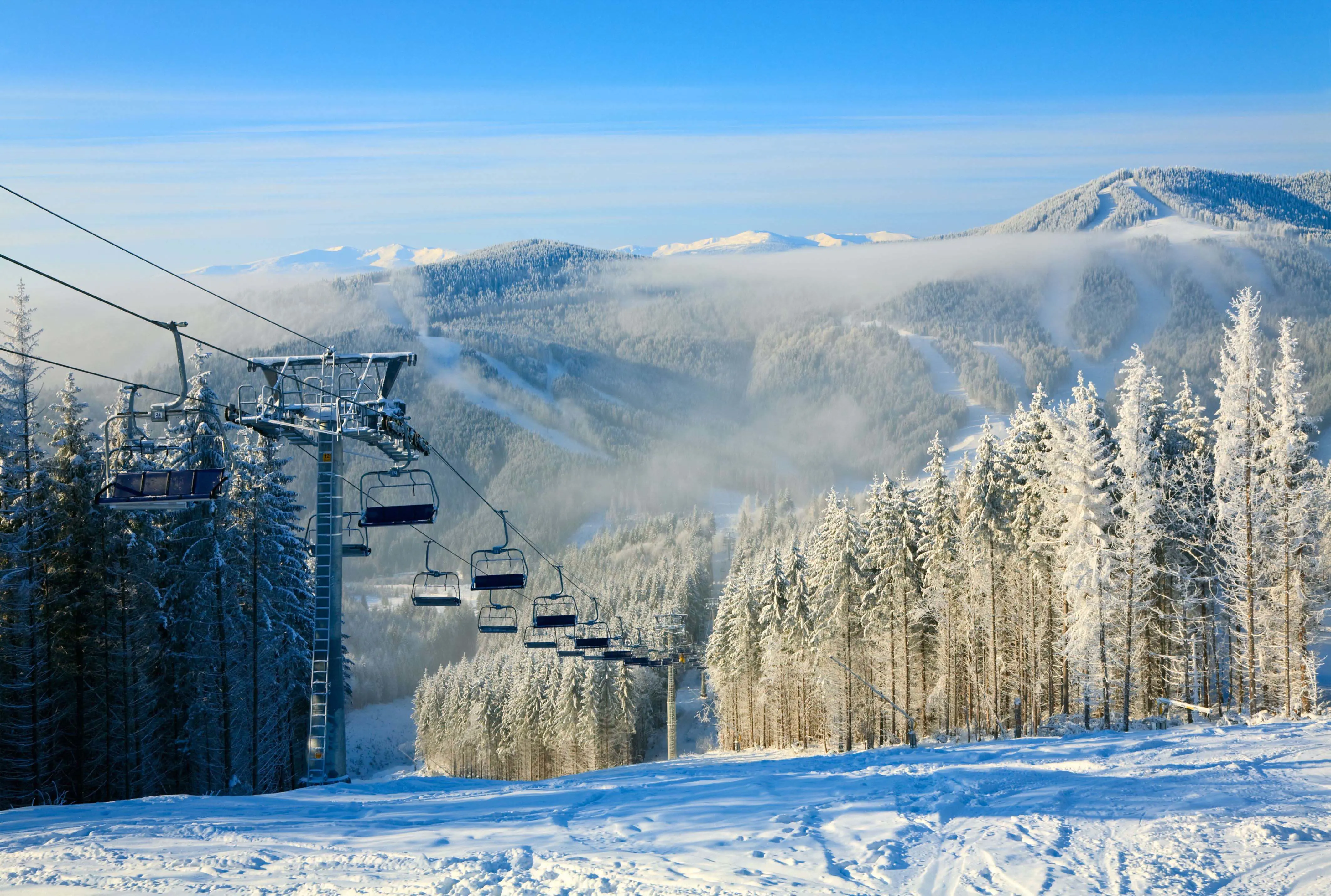 Resa till Brezovica - Snötäckt skidback med vacker natur och vinterberg i bakgrunden
