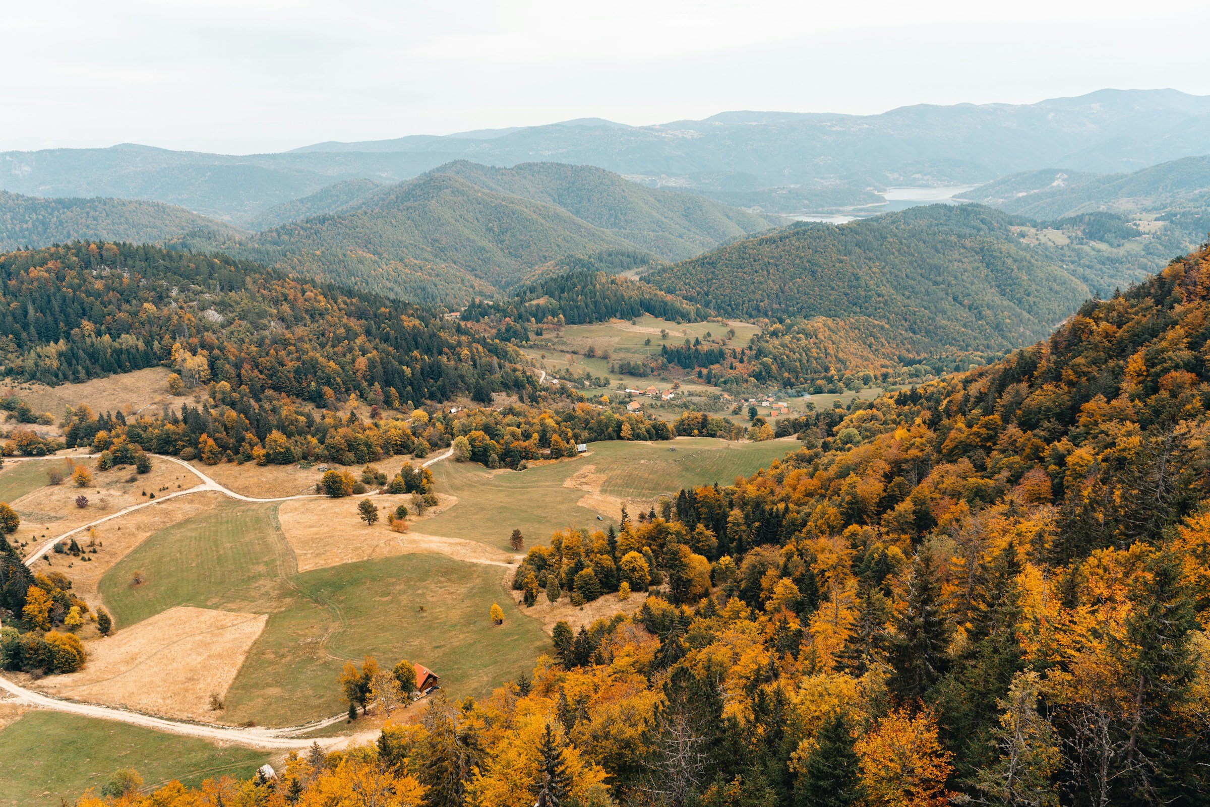 Fågelvy över grönskande natur och skog med slättar och berg i vildmarken i Kosovo