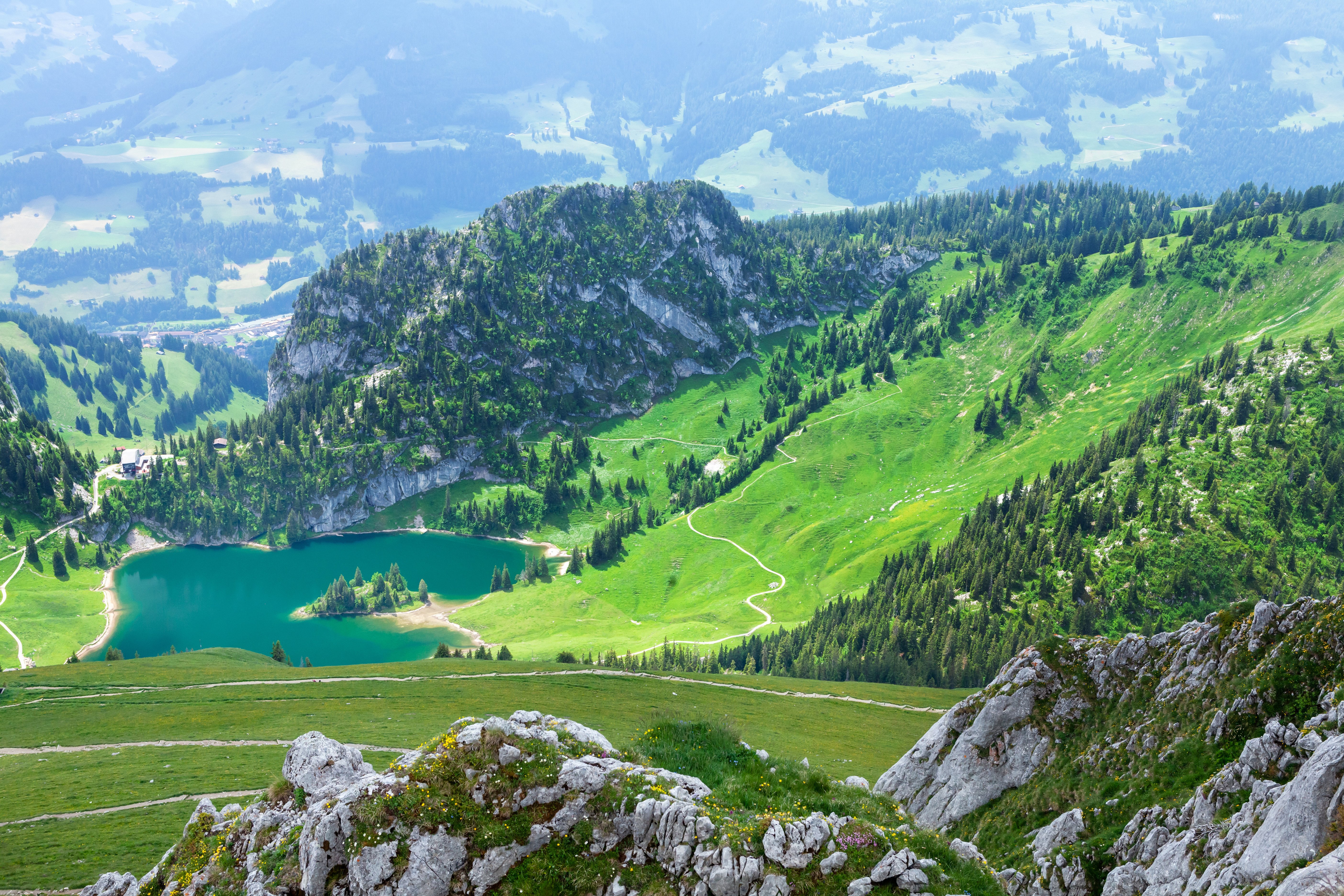 Resa till Österrike - Bergslandskap med turkos sjö, vandringsleder och gröna ängar i sommarljus.