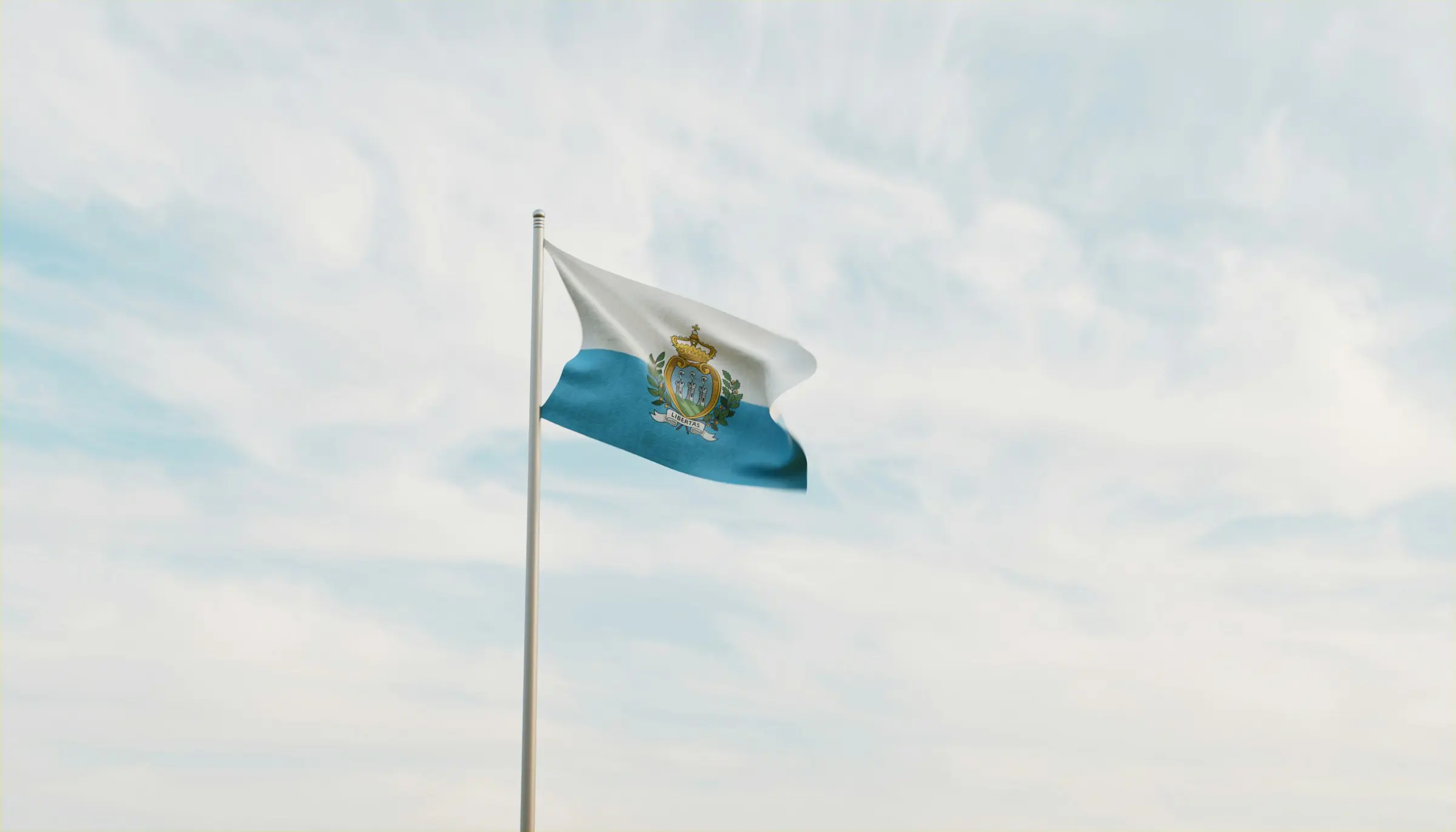 San Marinos flagga vajar mot en blå himmel.