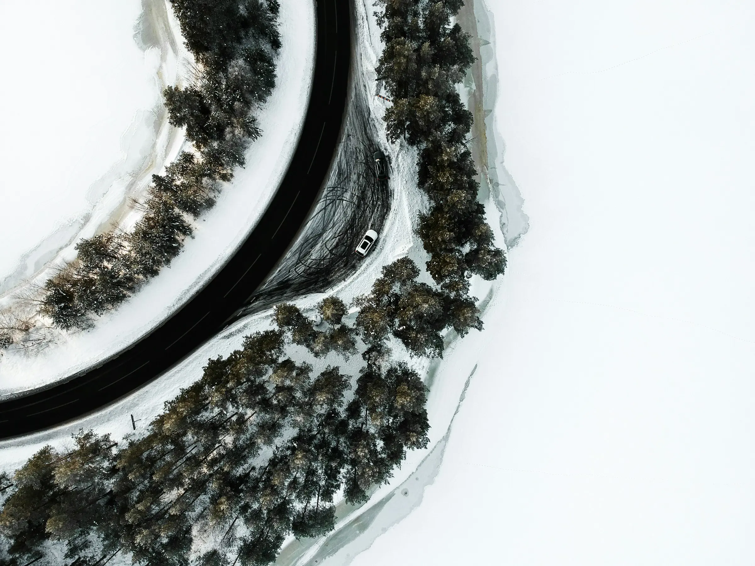 Fågelvy över snötäckt väg i Sälen, Sverige