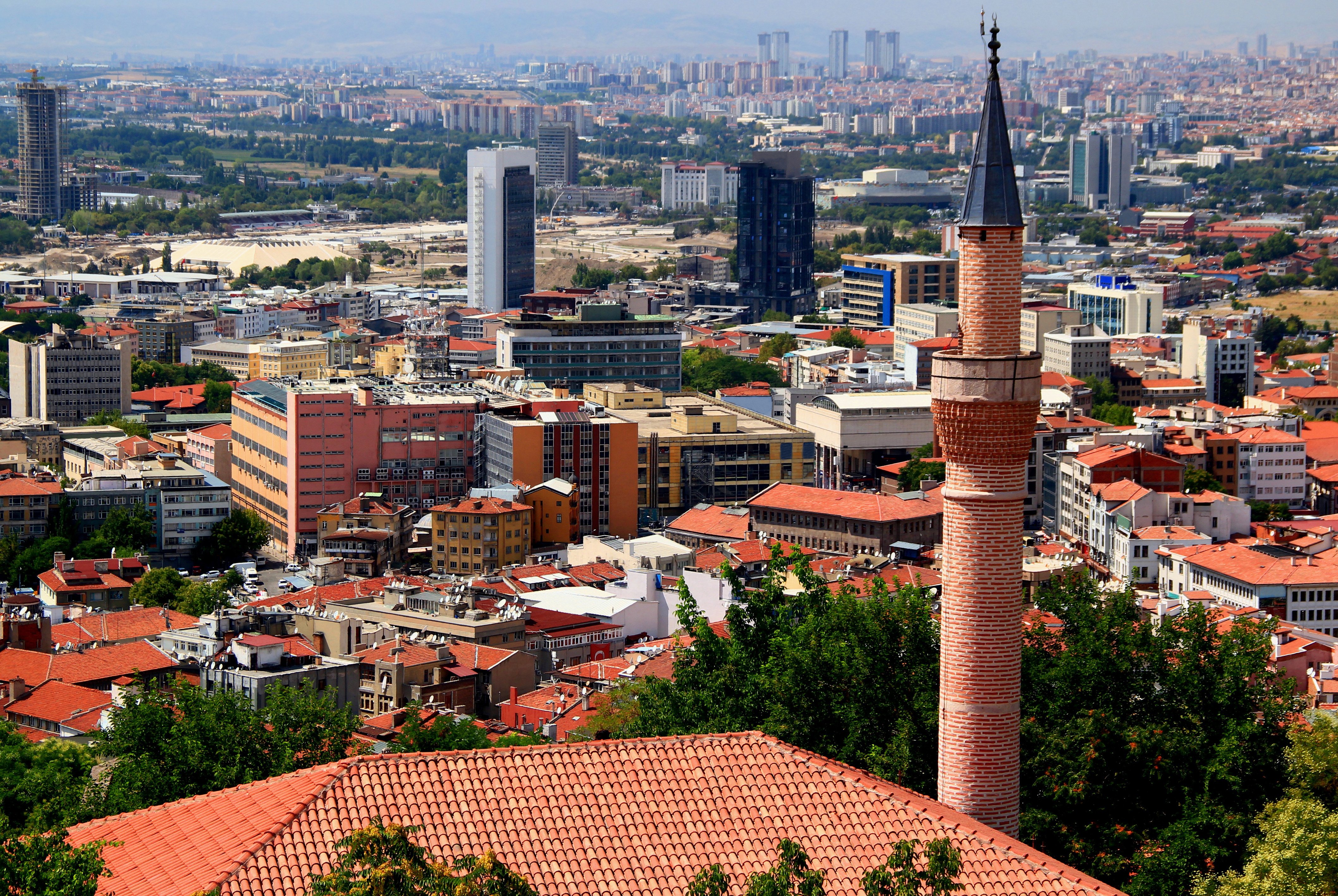 Resa till Ankara - Panorama vy över Ankara-stad i Turkiet med vacker moské, byggnader med tegeltack och grönska omkring ut till horisonten