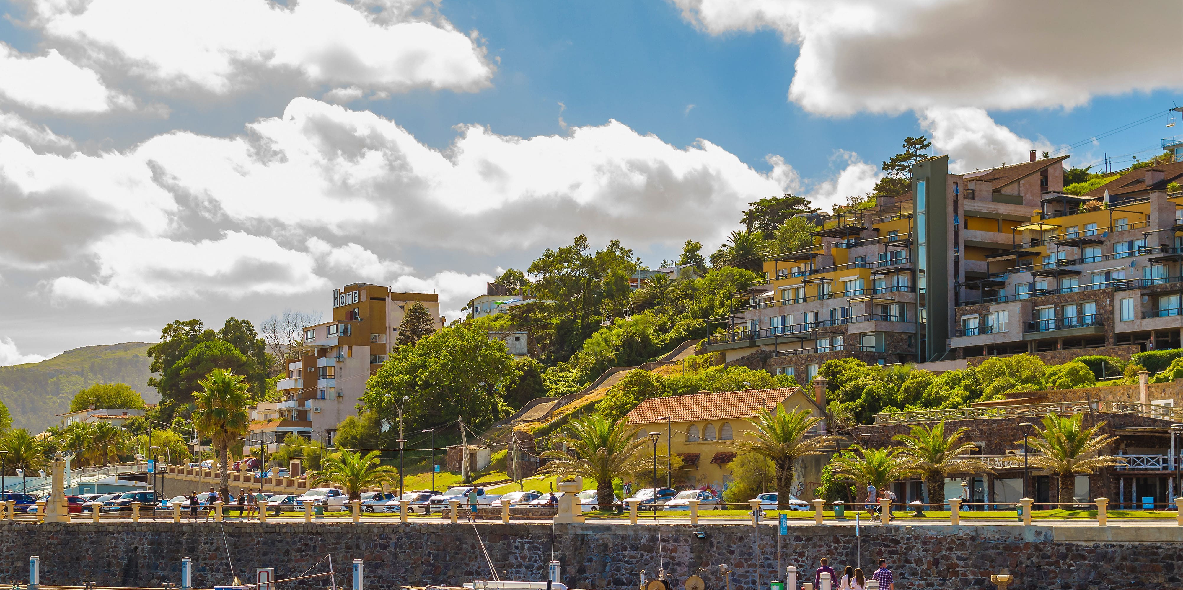Vackra byggnader ut på en grönskande höjd med molnig himmel i bakgrunden utanför en stad i Uruguay