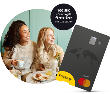 Två kvinnor som skrattar och dricker kaffe bredvid ett Forex Mastercard med erbjudandet om 100 SEK i årsavgift första året.