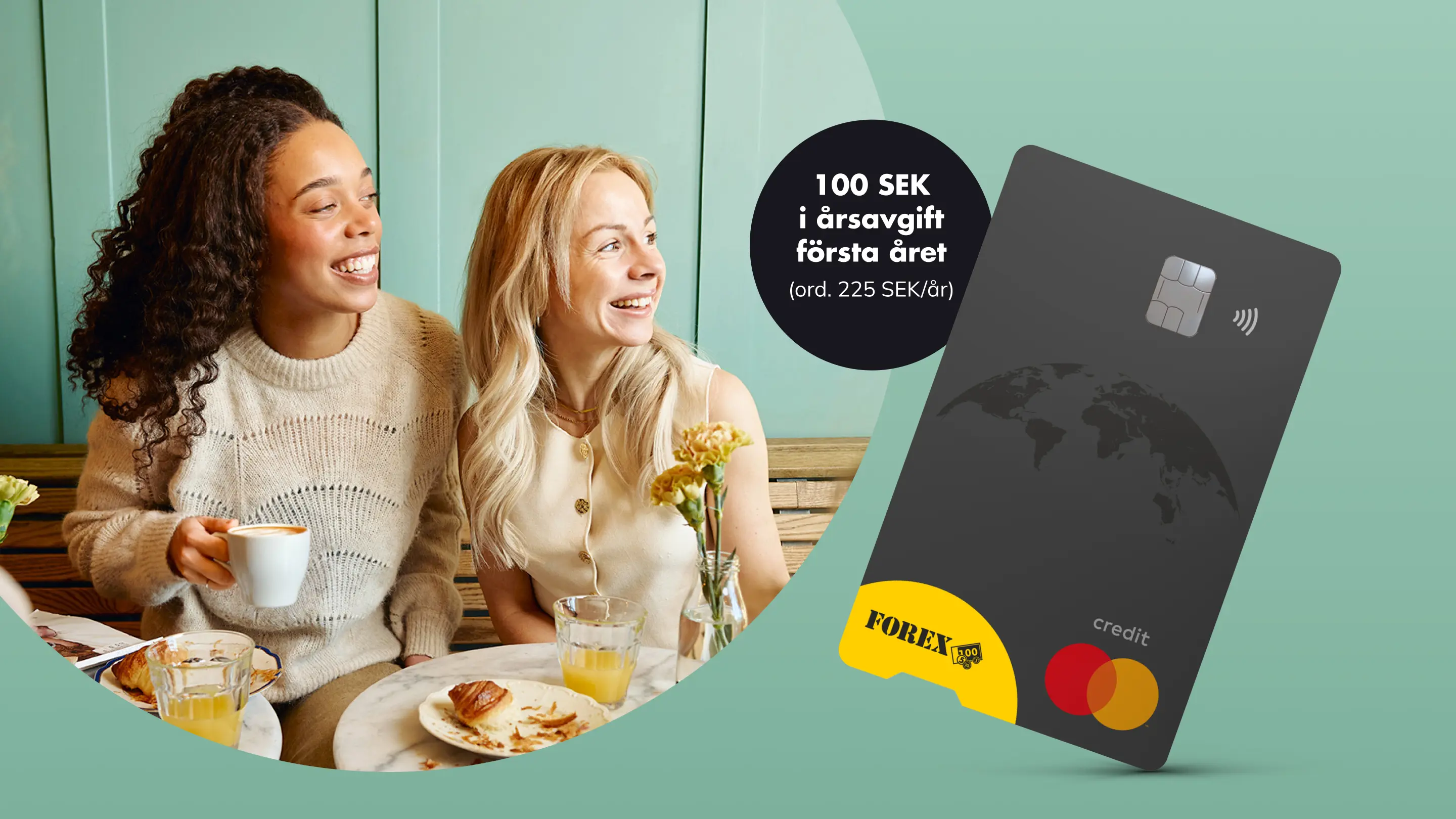 Två glada personer som dricker kaffe och juice på ett kafé bredvid en FOREX-kreditkortsreklam med erbjudande om 100 SEK årsavgift första året.