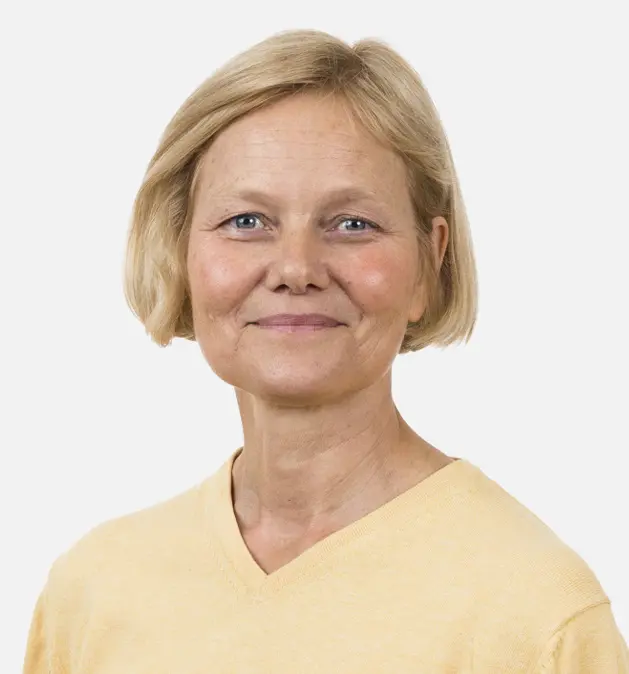 Christina Ragsten - Leende medelålders kvinna med kort blont hår i gul tröja mot vit bakgrund.