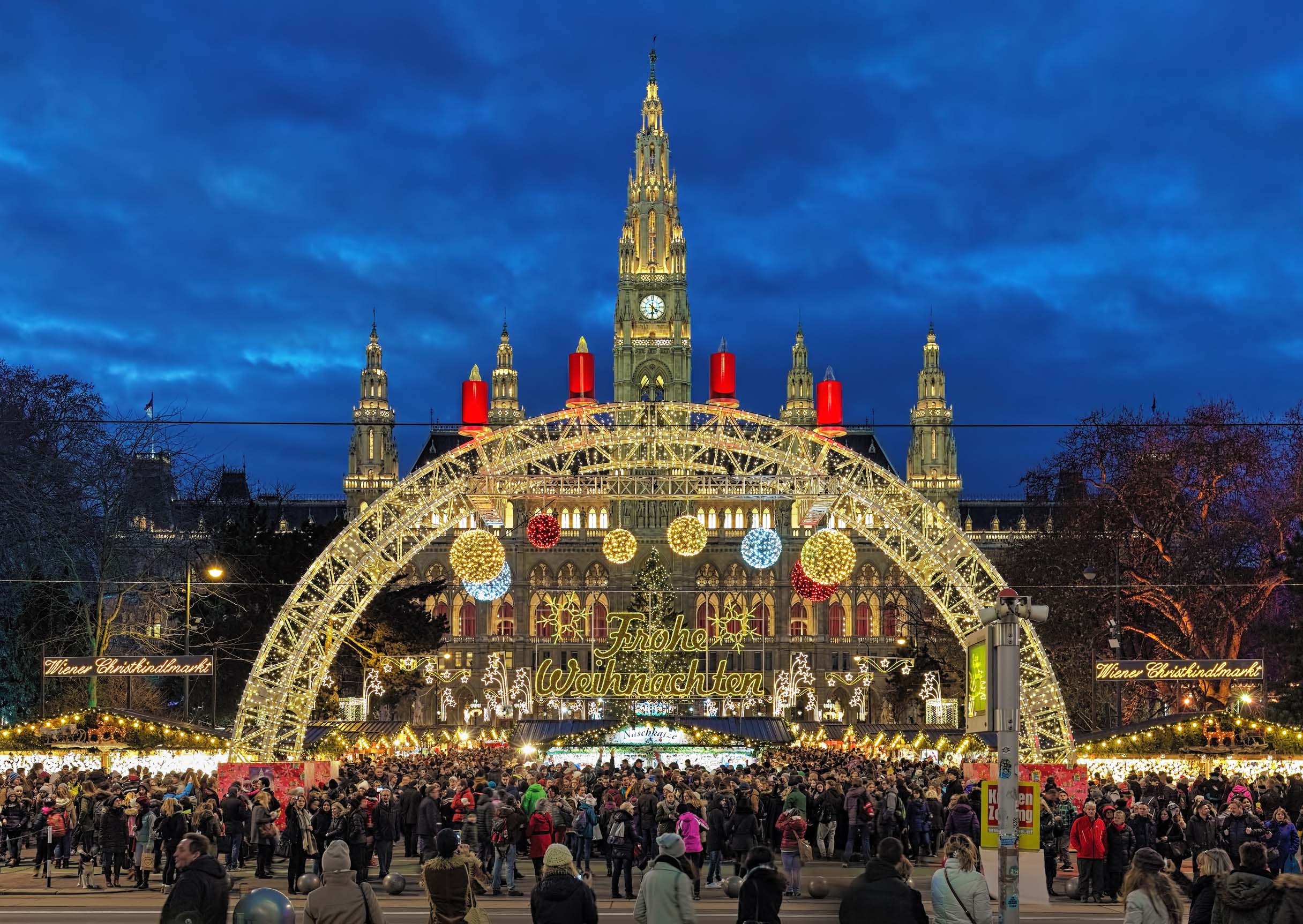 Julmarknad vid Rathausplatz i Wien med ljusbåge, julskyltning och mängder av besökare – klassisk julstämning i Österrike
